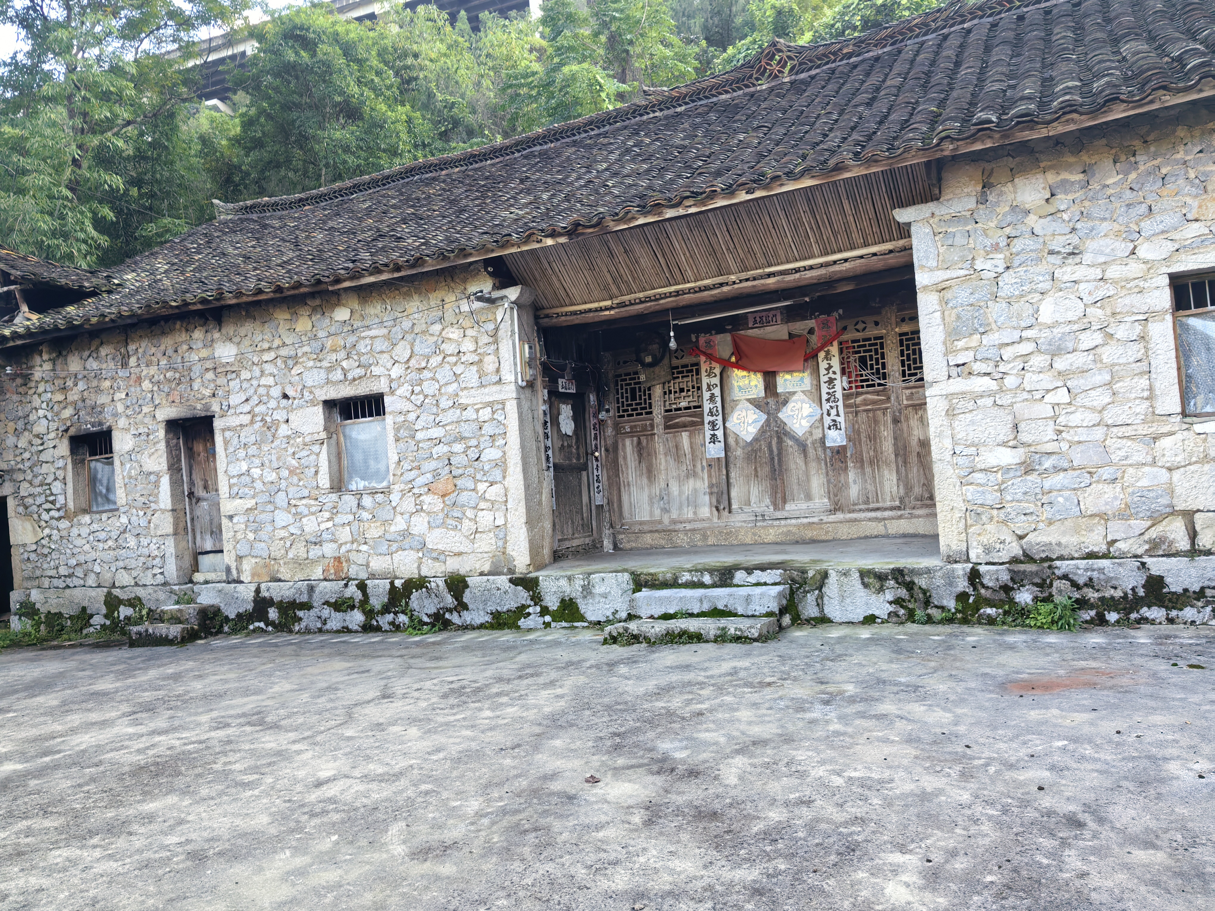 万峰林青砖瓦房出租（老瓦房带100平地）