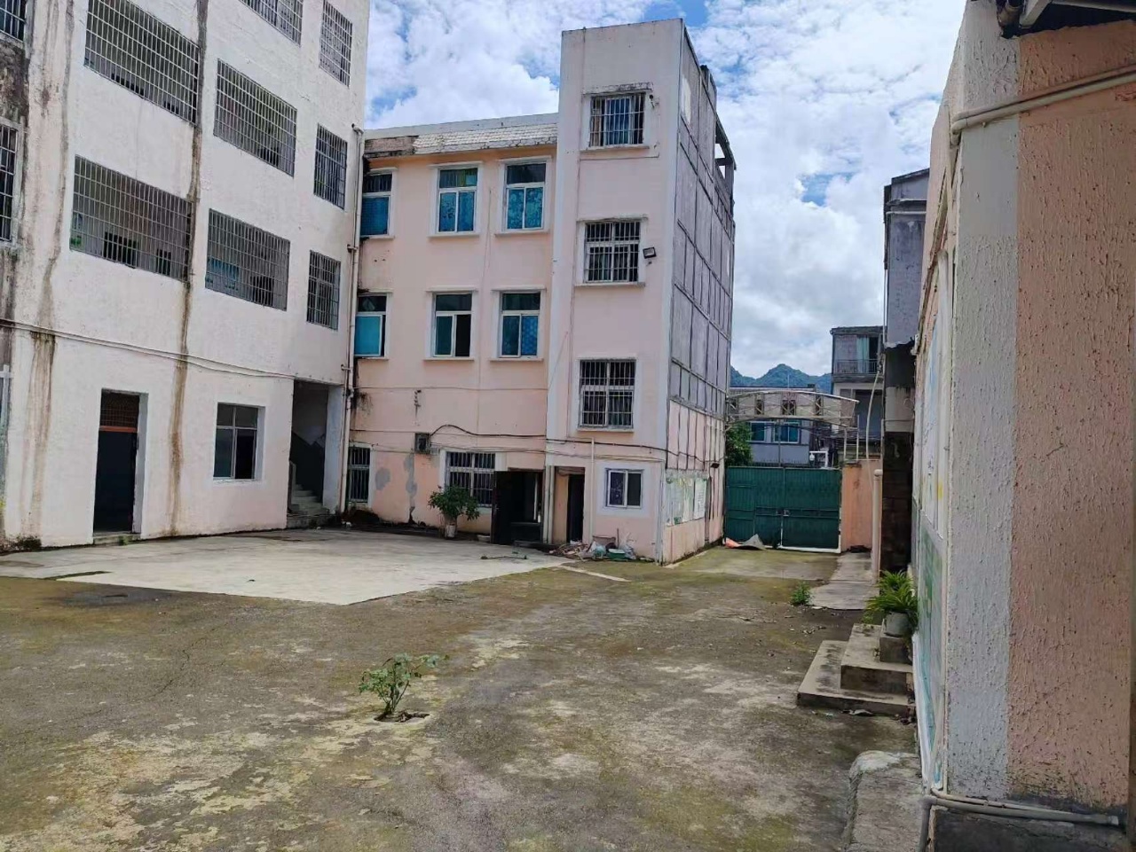 万峰林民房出租----（带8亩地）