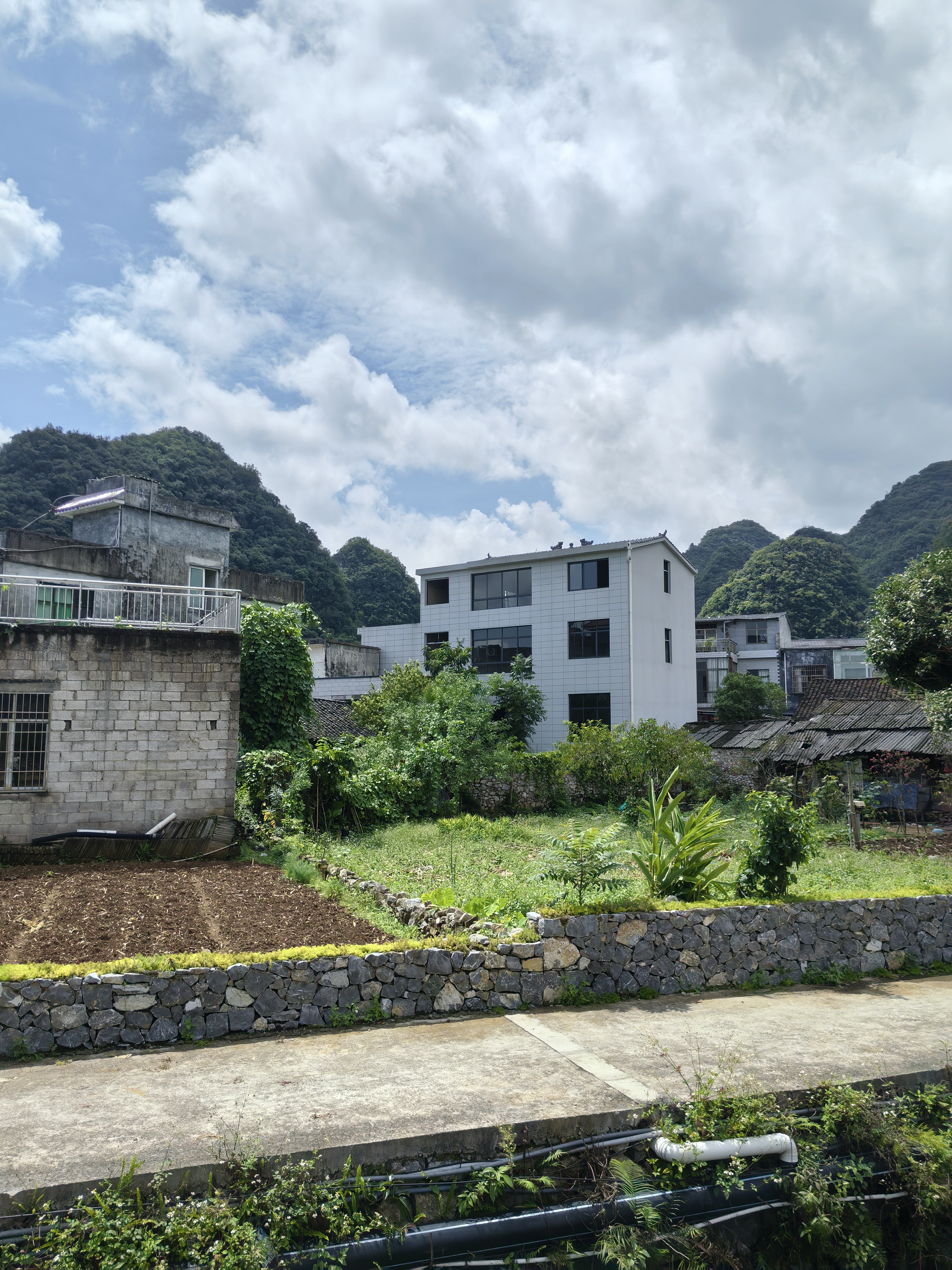 万峰林自建房出租（3层框架带100平院子）
