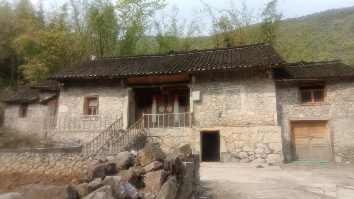 万峰林屋舍出租----（带200平庭院）