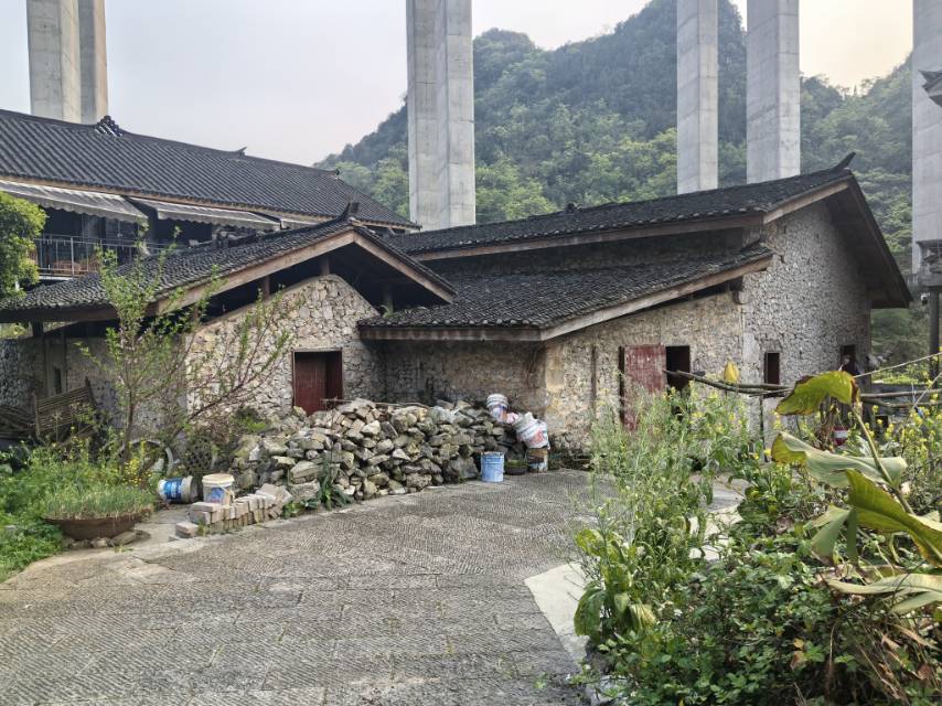 万峰林屋舍出租----（带110平庭院）