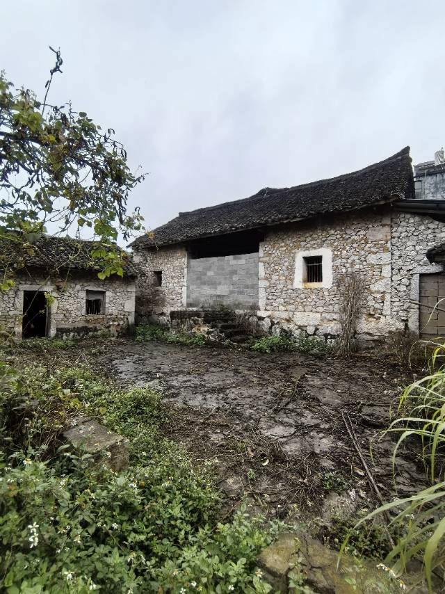万峰林屋舍出租----（带80平庭院）