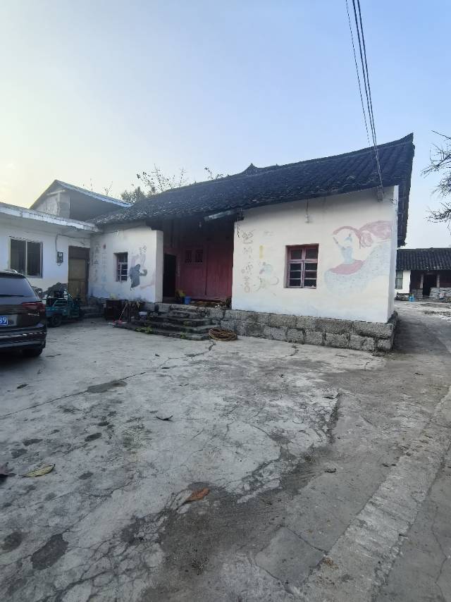 万峰林屋舍出租----（带30平庭院）