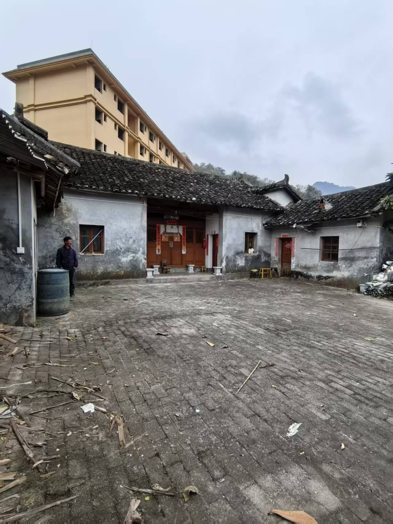 万峰林老瓦房出售（前院100平菜地）