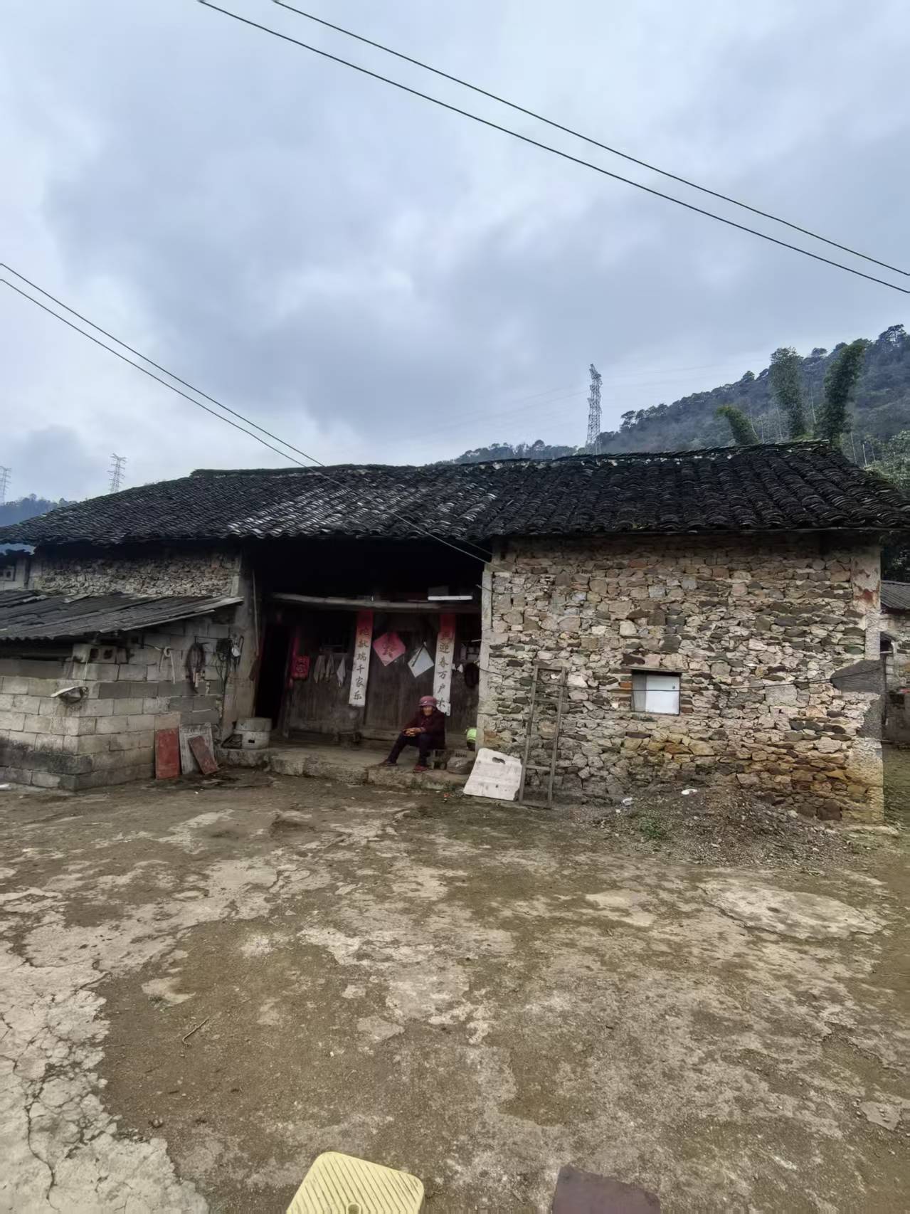 万峰林屋舍出租----（带40平庭院）