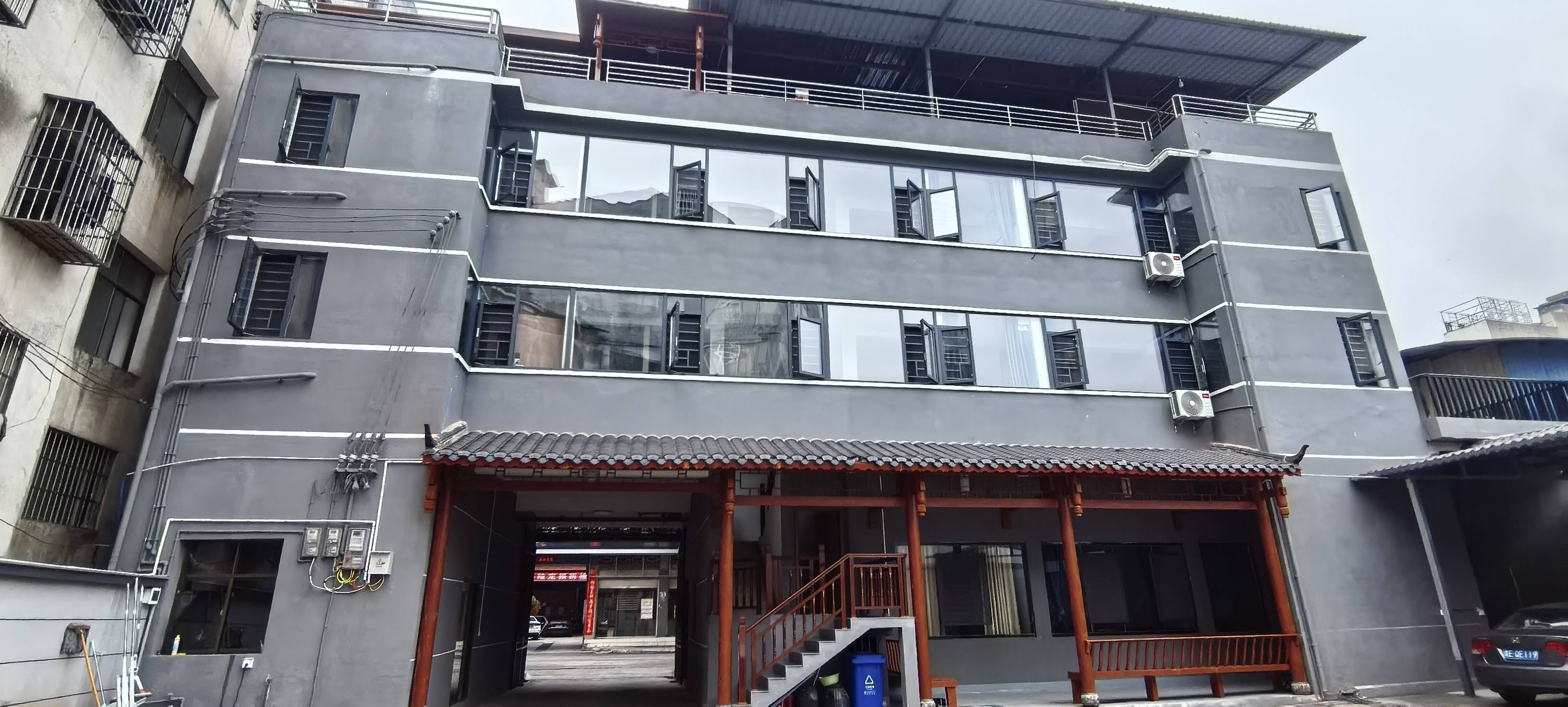 万峰林自有房屋出租----（带前后院300土地）