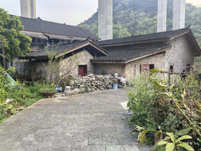 万峰林民房出租----（带10平庭院）