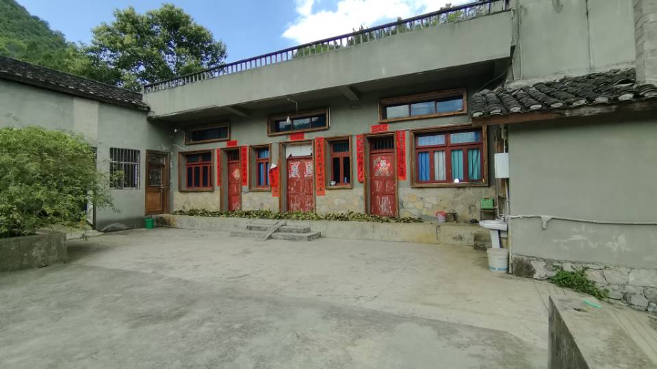 万峰林民宿出租----两层带200平后院。