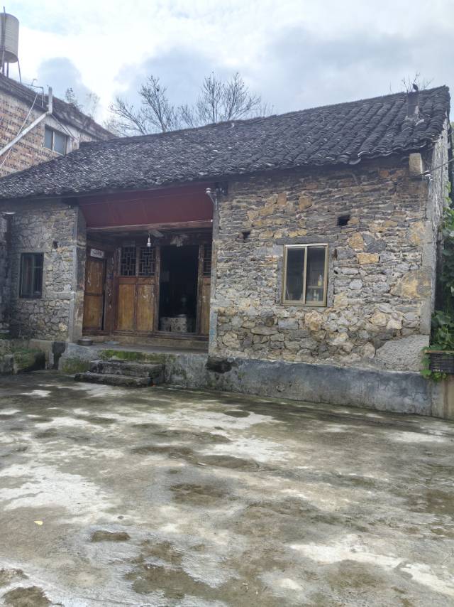 丰都民房出租----（带300平院子500平菜地）