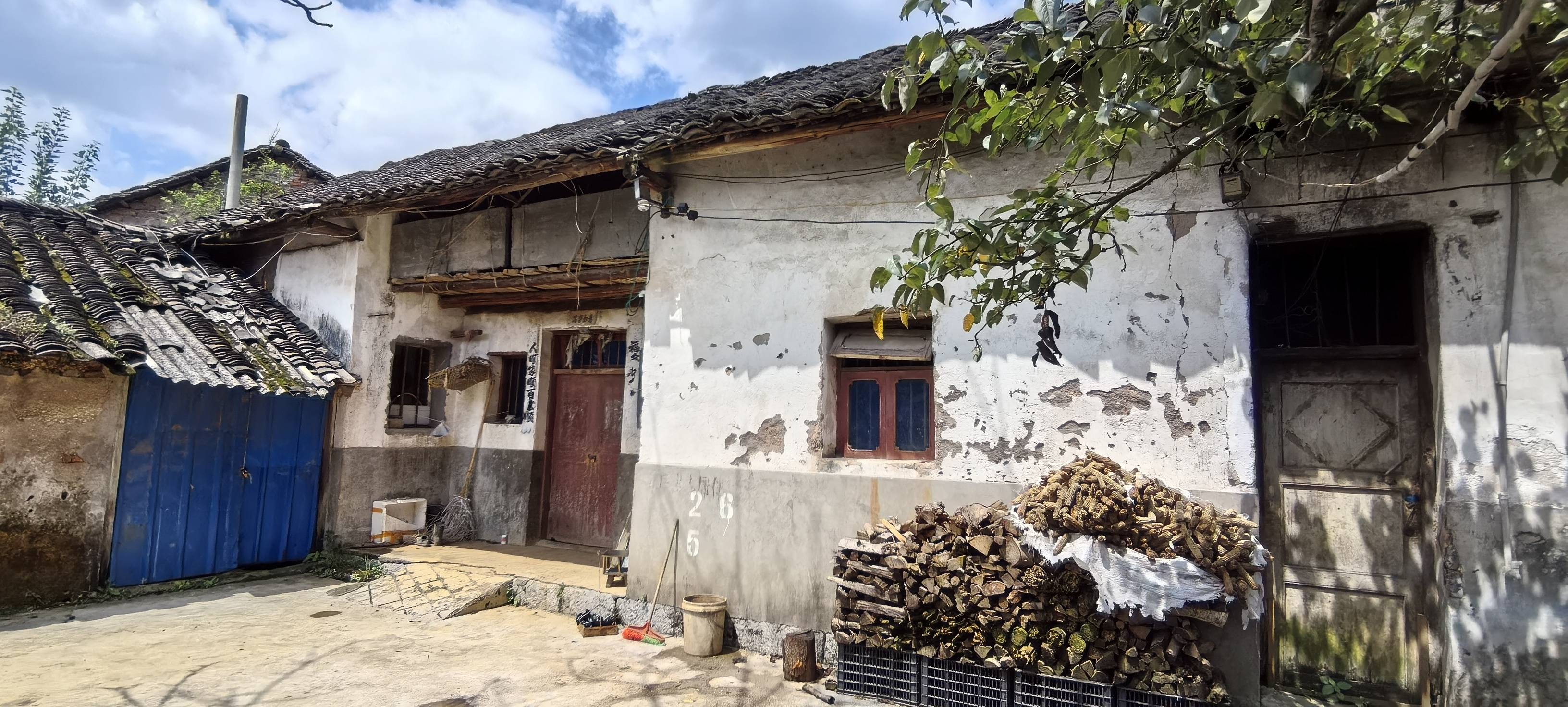 万峰林民出租----（老瓦房前后院地200平地）